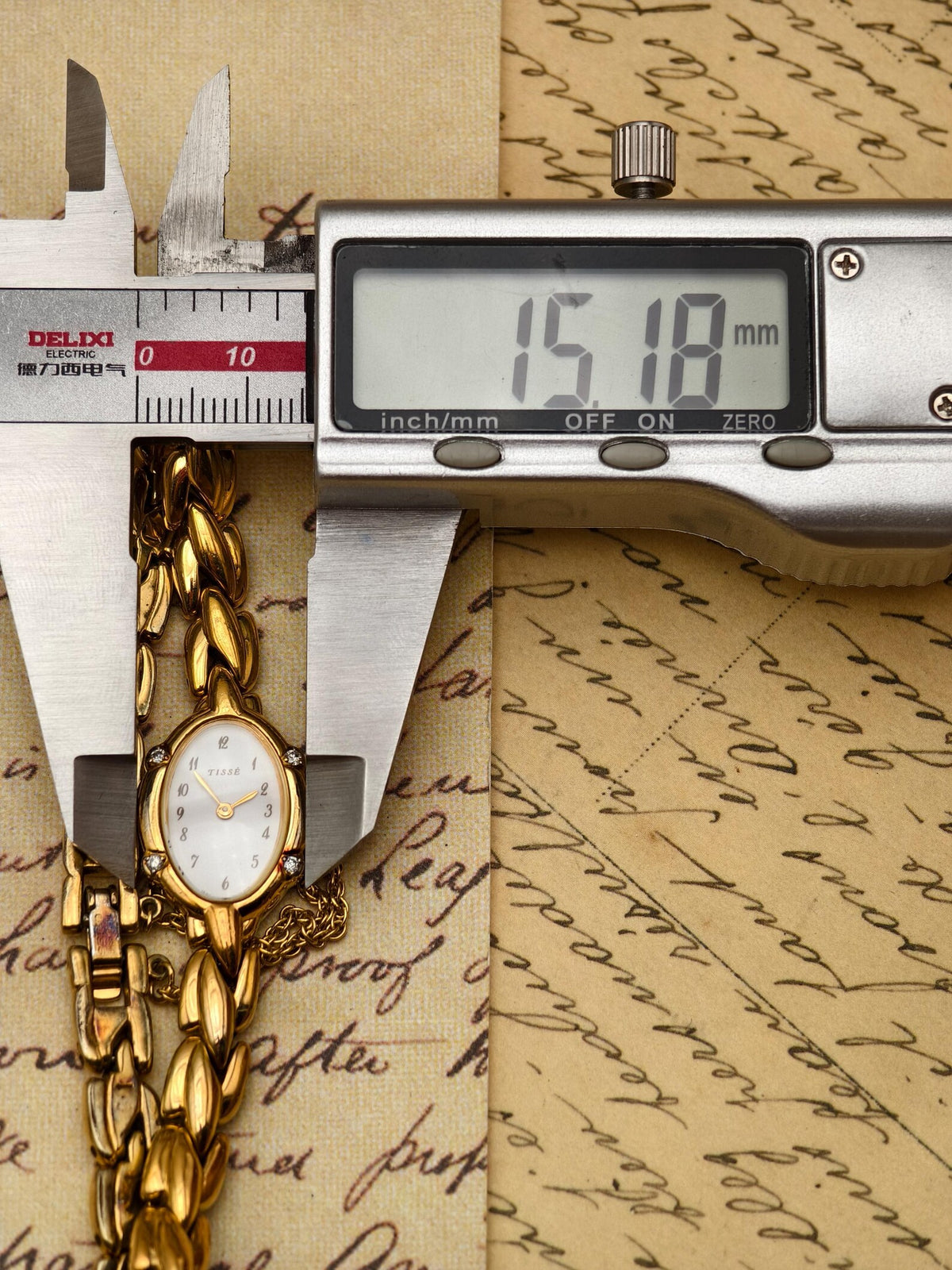 1990s Vintage Tissé Gold-Tone Crystal Oval Dress Watch – Twisted Rope-Trim Link Bracelet Edition