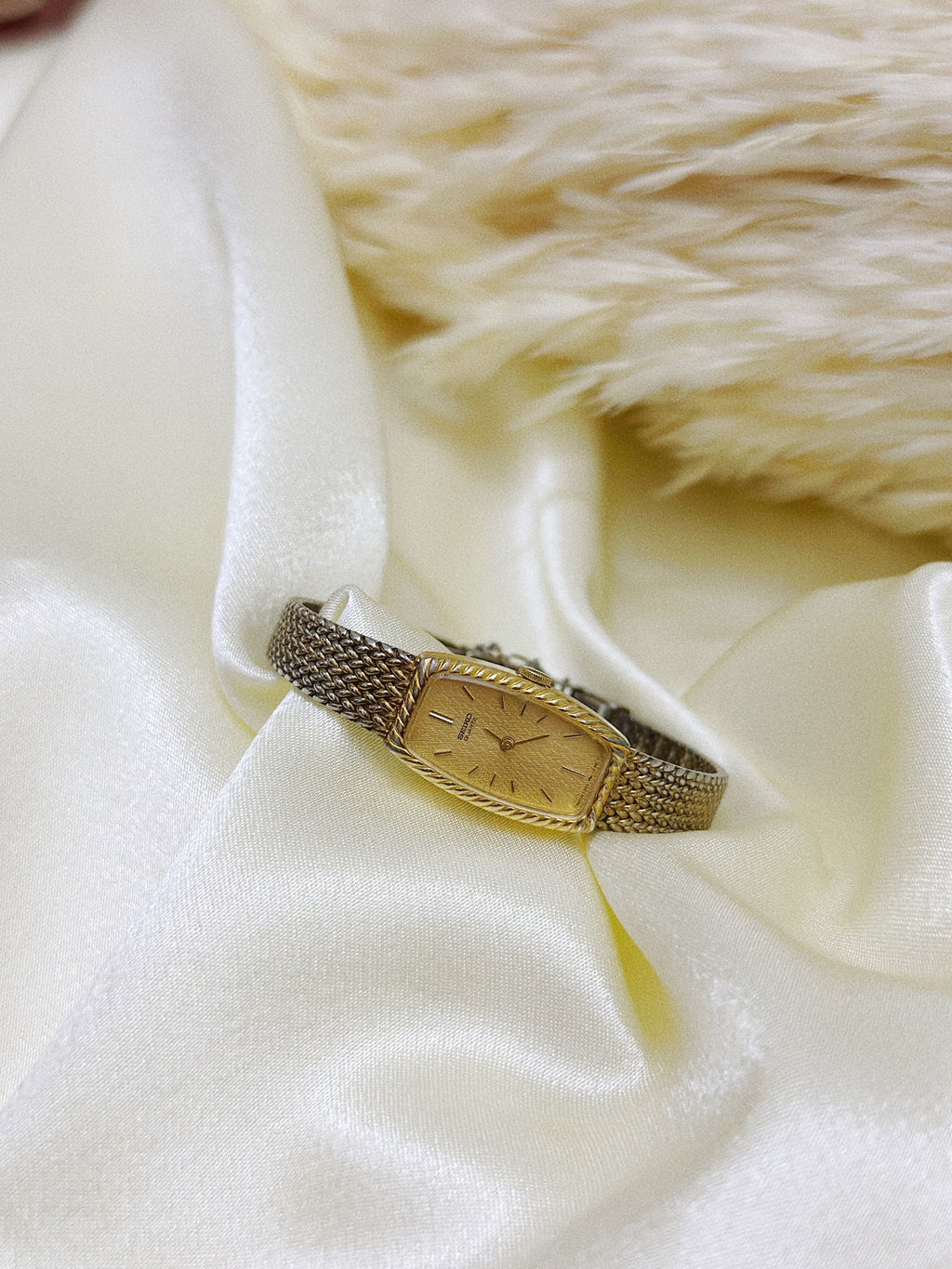 1980s Vintage Seiko Gold-Tone Rope-Trim Tank Quartz Watch – Mesh Bracelet Edition