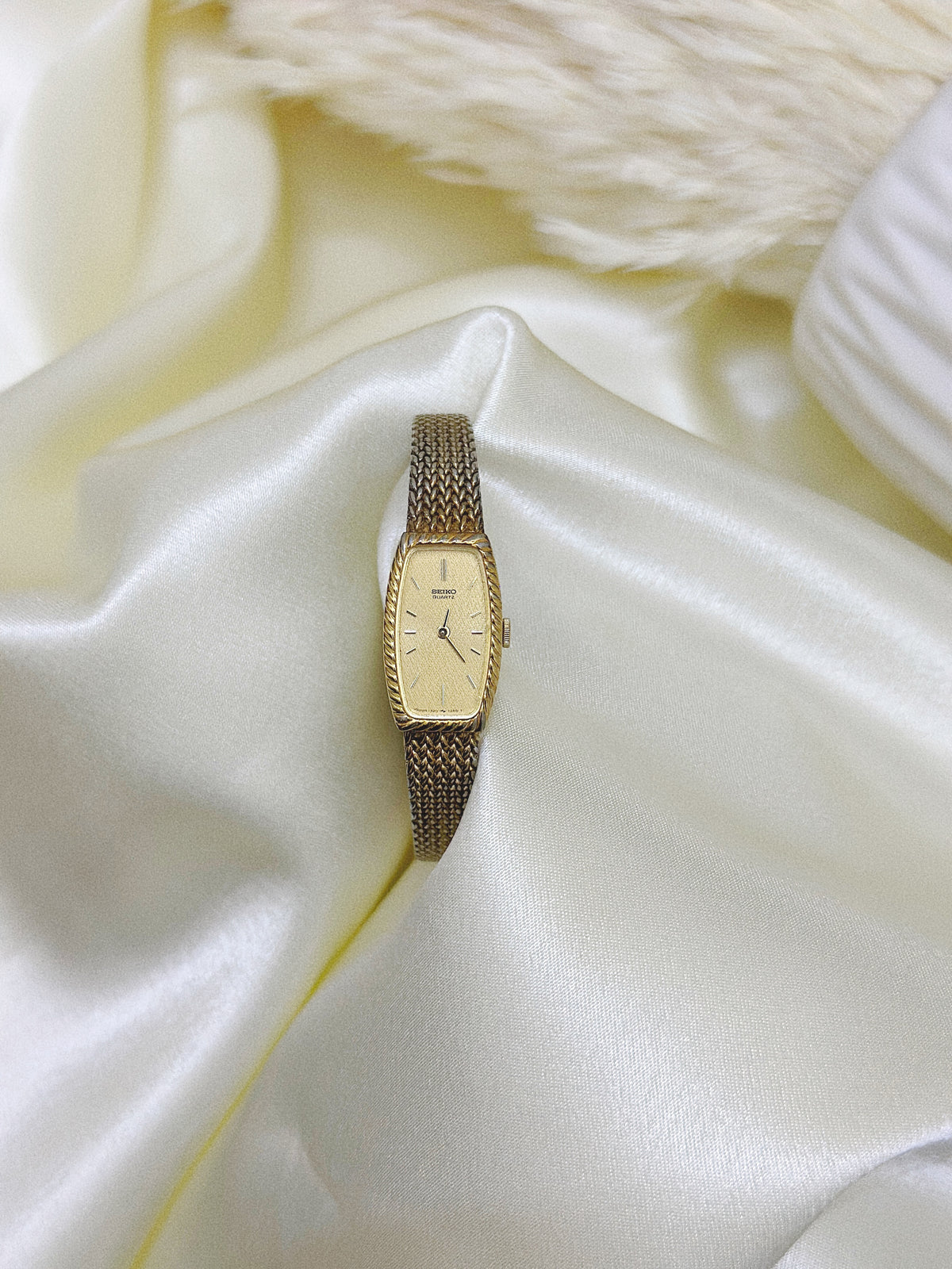 1980s Vintage Seiko Gold-Tone Rope-Trim Tank Quartz Watch – Mesh Bracelet Edition