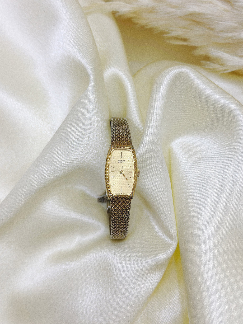 1980s Vintage Seiko Gold-Tone Rope-Trim Tank Quartz Watch – Mesh Bracelet Edition