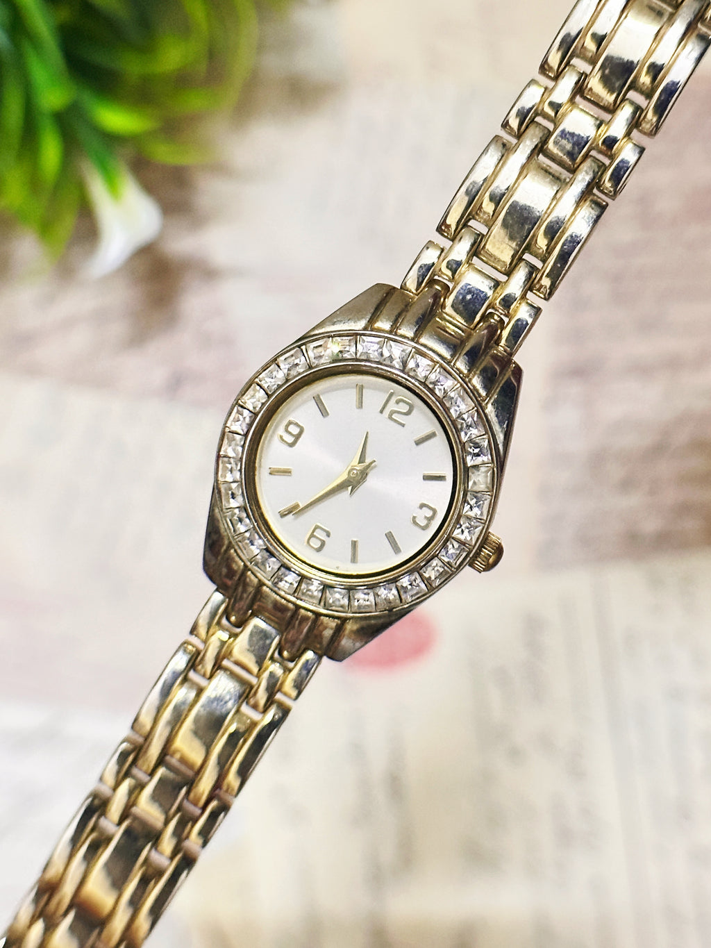Vintage Gold-Tone Crystal Bezel Dress Watch – Sunburst Dial & Multi-Link Bracelet Edition