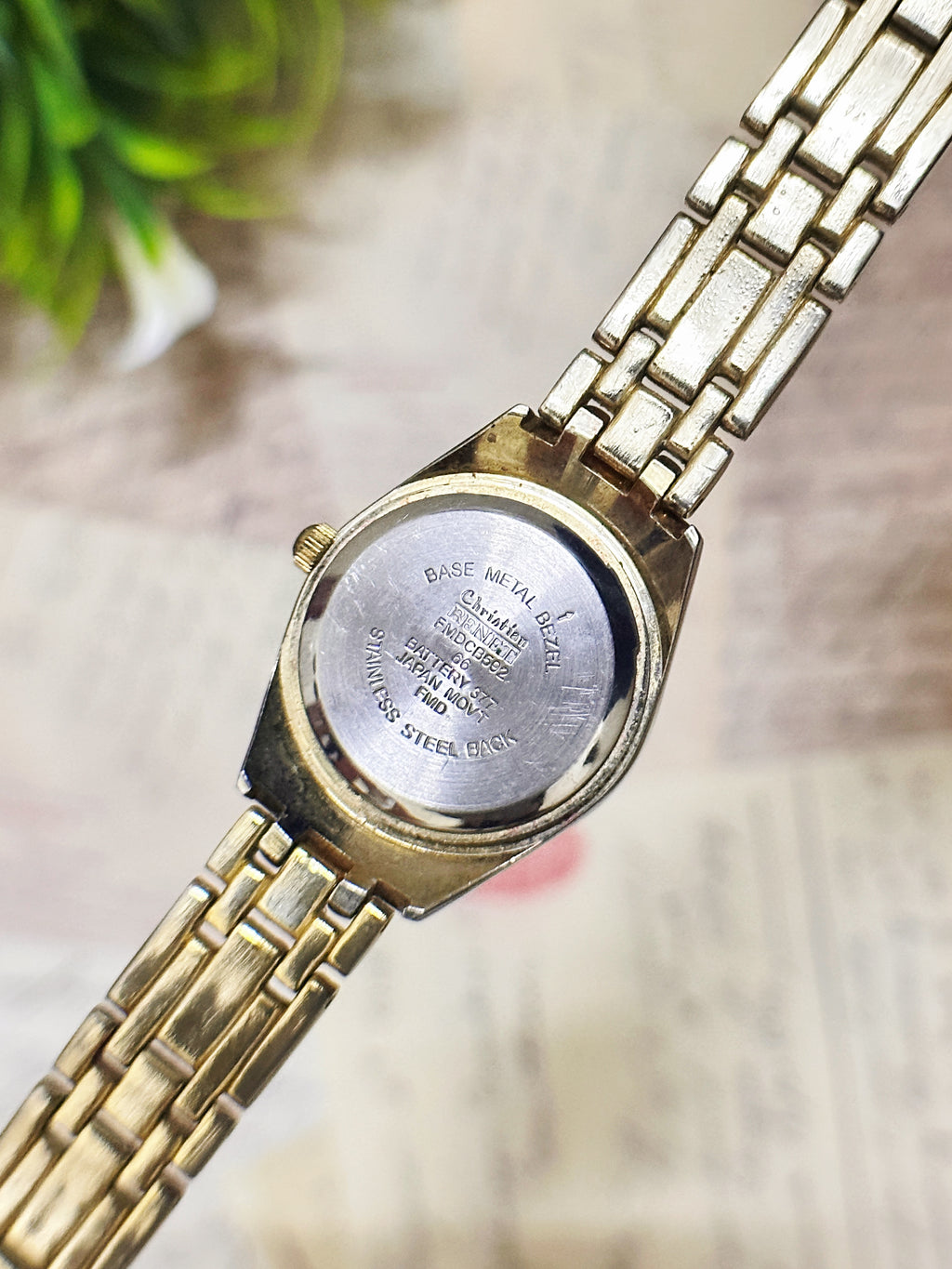 Vintage Gold-Tone Crystal Bezel Dress Watch – Sunburst Dial & Multi-Link Bracelet Edition
