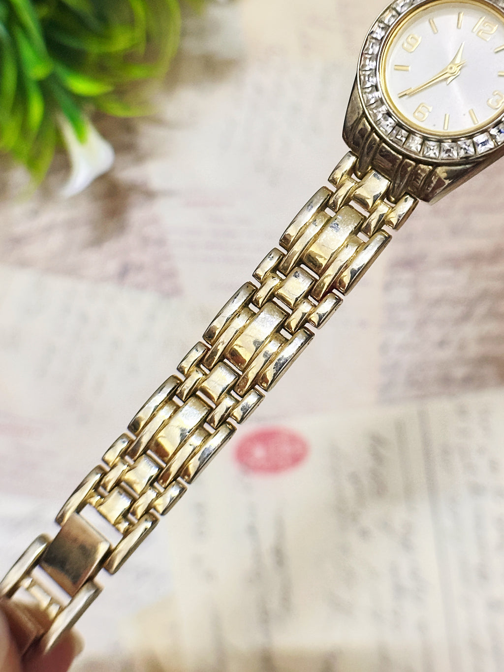 Vintage Gold-Tone Crystal Bezel Dress Watch – Sunburst Dial & Multi-Link Bracelet Edition