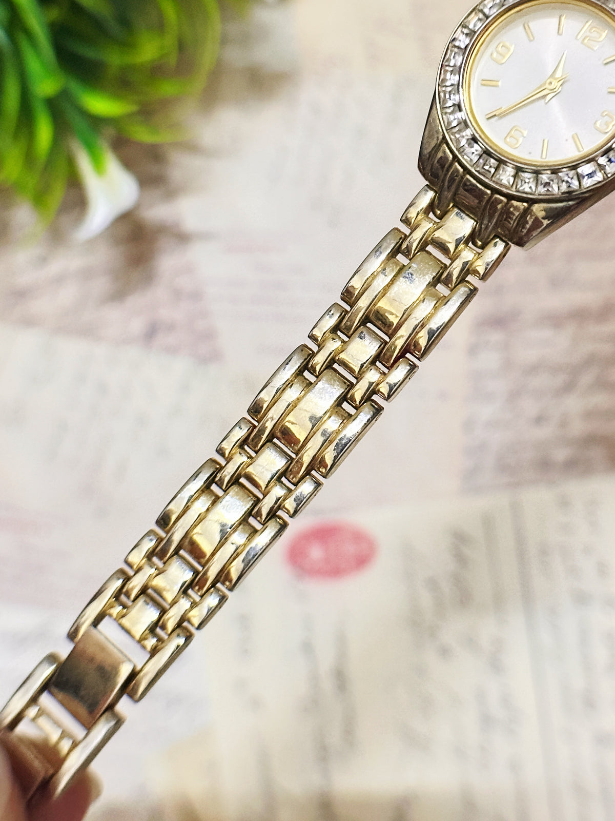 Vintage Gold-Tone Crystal Bezel Dress Watch – Sunburst Dial & Multi-Link Bracelet Edition