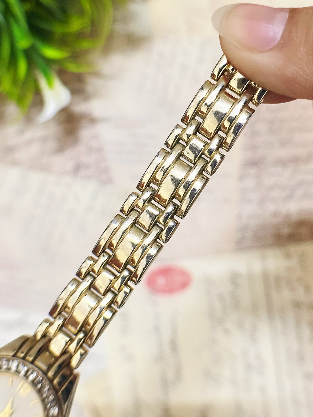 Vintage Gold-Tone Crystal Bezel Dress Watch – Sunburst Dial & Multi-Link Bracelet Edition