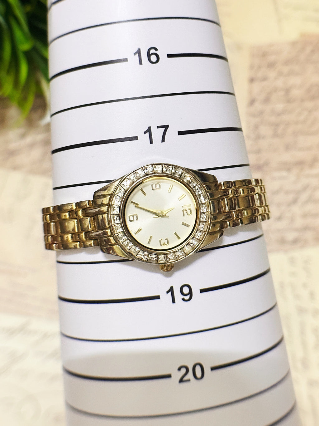 Vintage Gold-Tone Crystal Bezel Dress Watch – Sunburst Dial & Multi-Link Bracelet Edition
