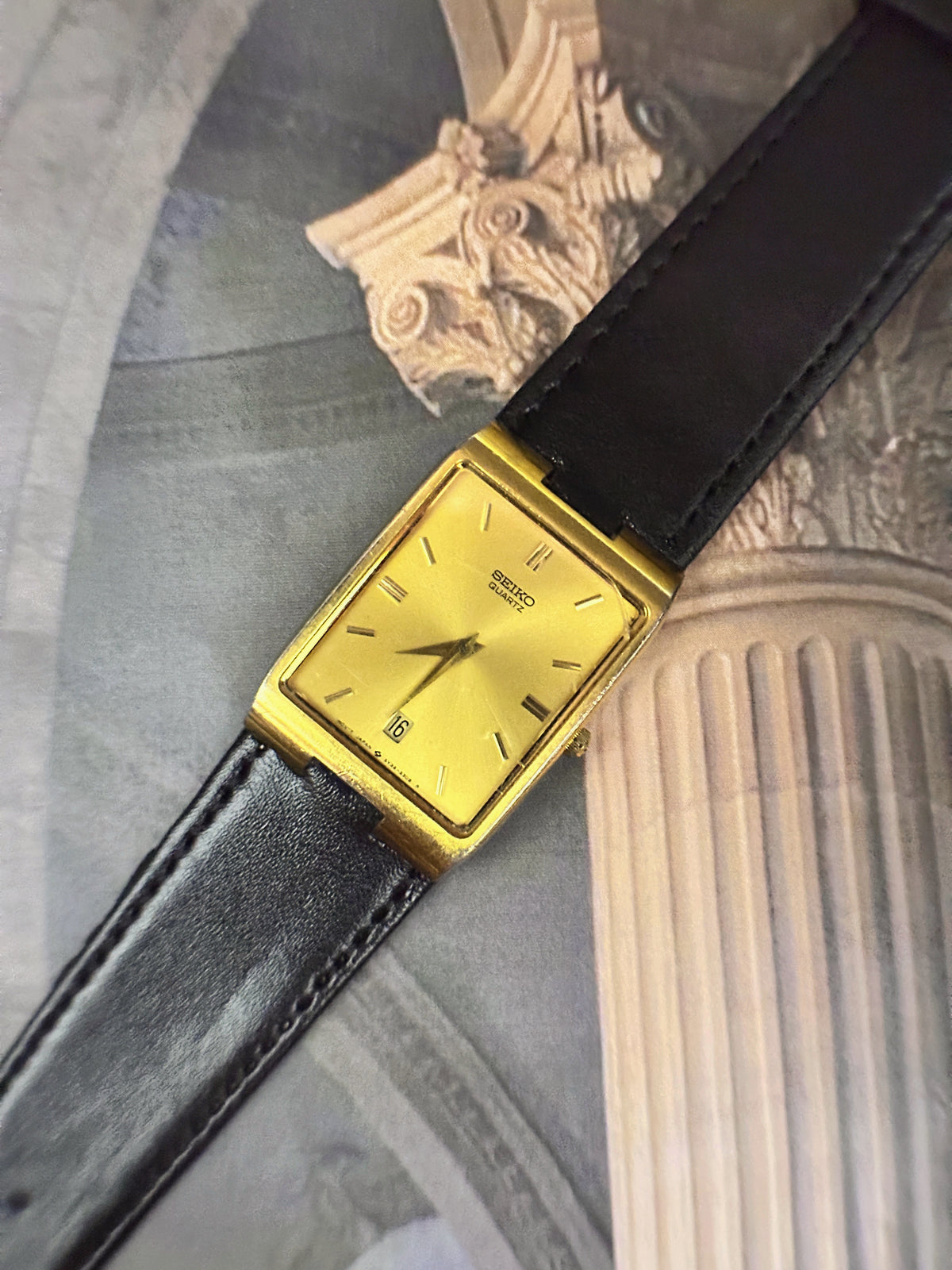 Vintage Seiko Gold-Tone Rectangular Tank Watch – Champagne Sunburst Date Dial & Black Leather Strap Edition