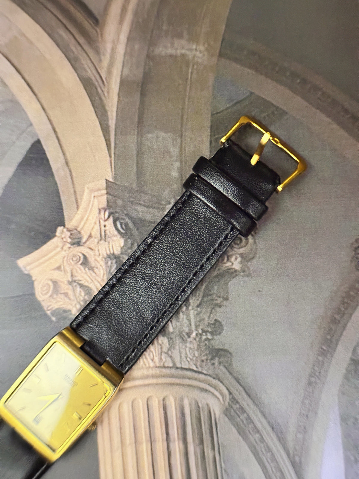 Vintage Seiko Gold-Tone Rectangular Tank Watch – Champagne Sunburst Date Dial & Black Leather Strap Edition