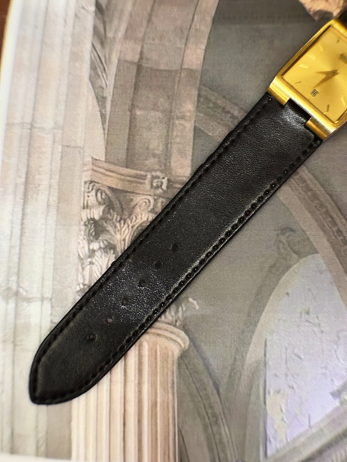 Vintage Seiko Gold-Tone Rectangular Tank Watch – Champagne Sunburst Date Dial & Black Leather Strap Edition