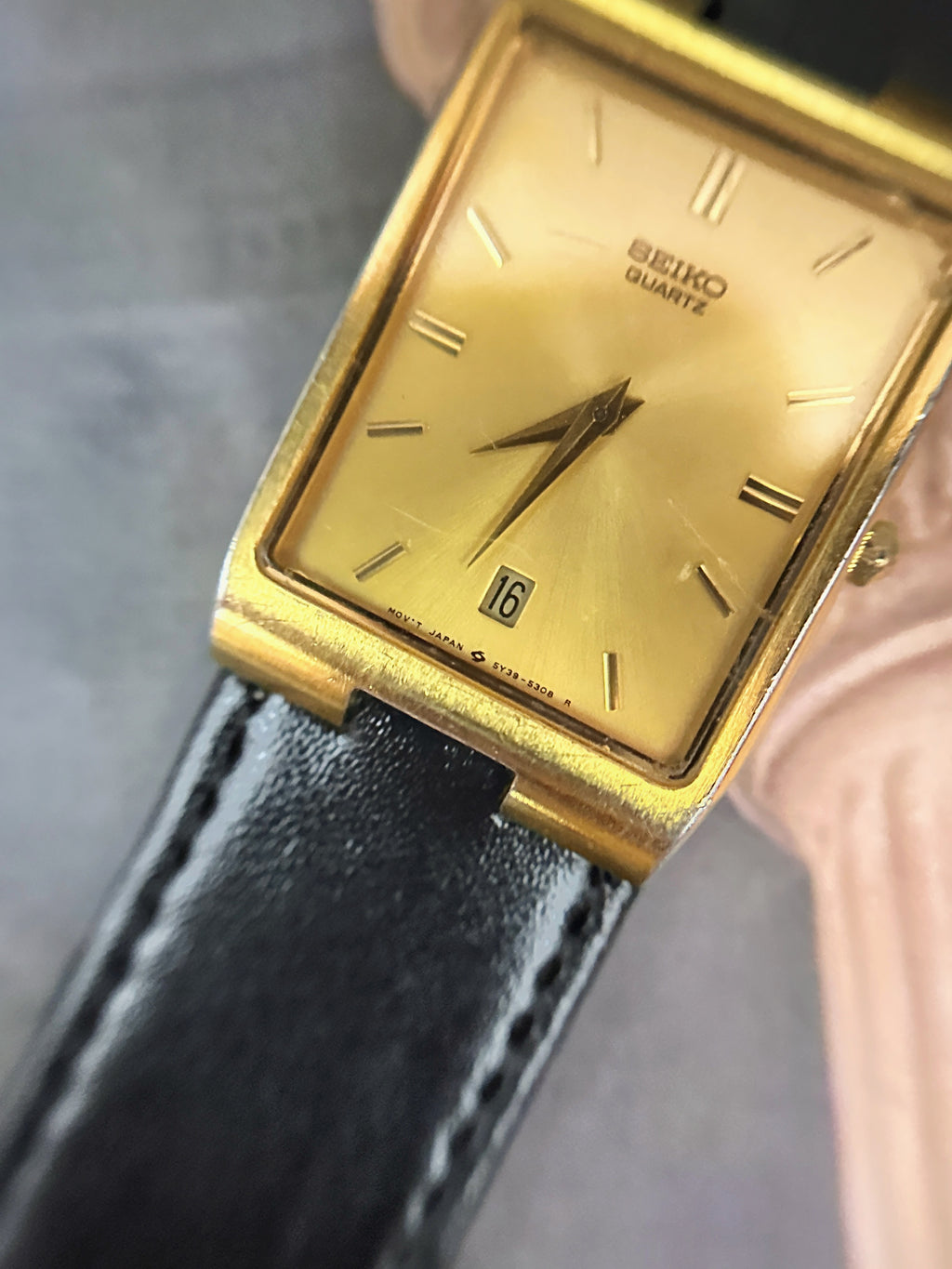 Vintage Seiko Gold-Tone Rectangular Tank Watch – Champagne Sunburst Date Dial & Black Leather Strap Edition
