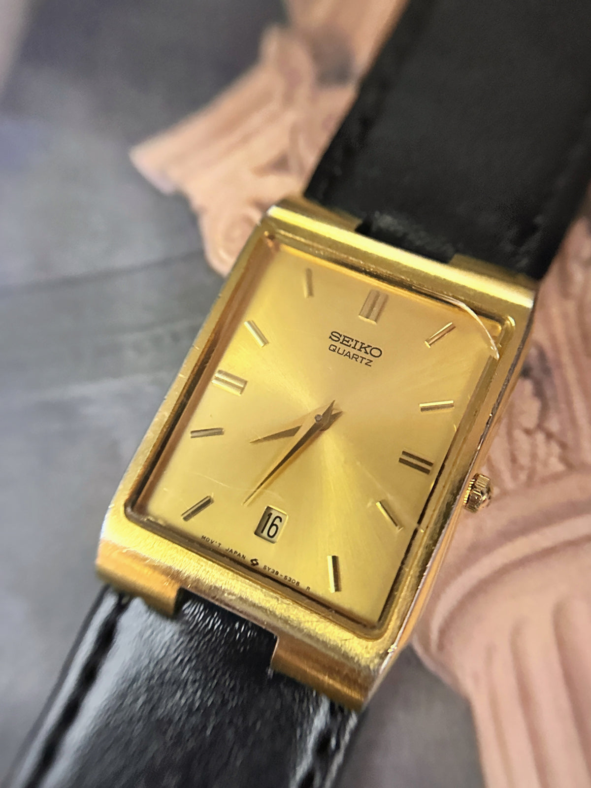 Vintage Seiko Gold-Tone Rectangular Tank Watch – Champagne Sunburst Date Dial & Black Leather Strap Edition