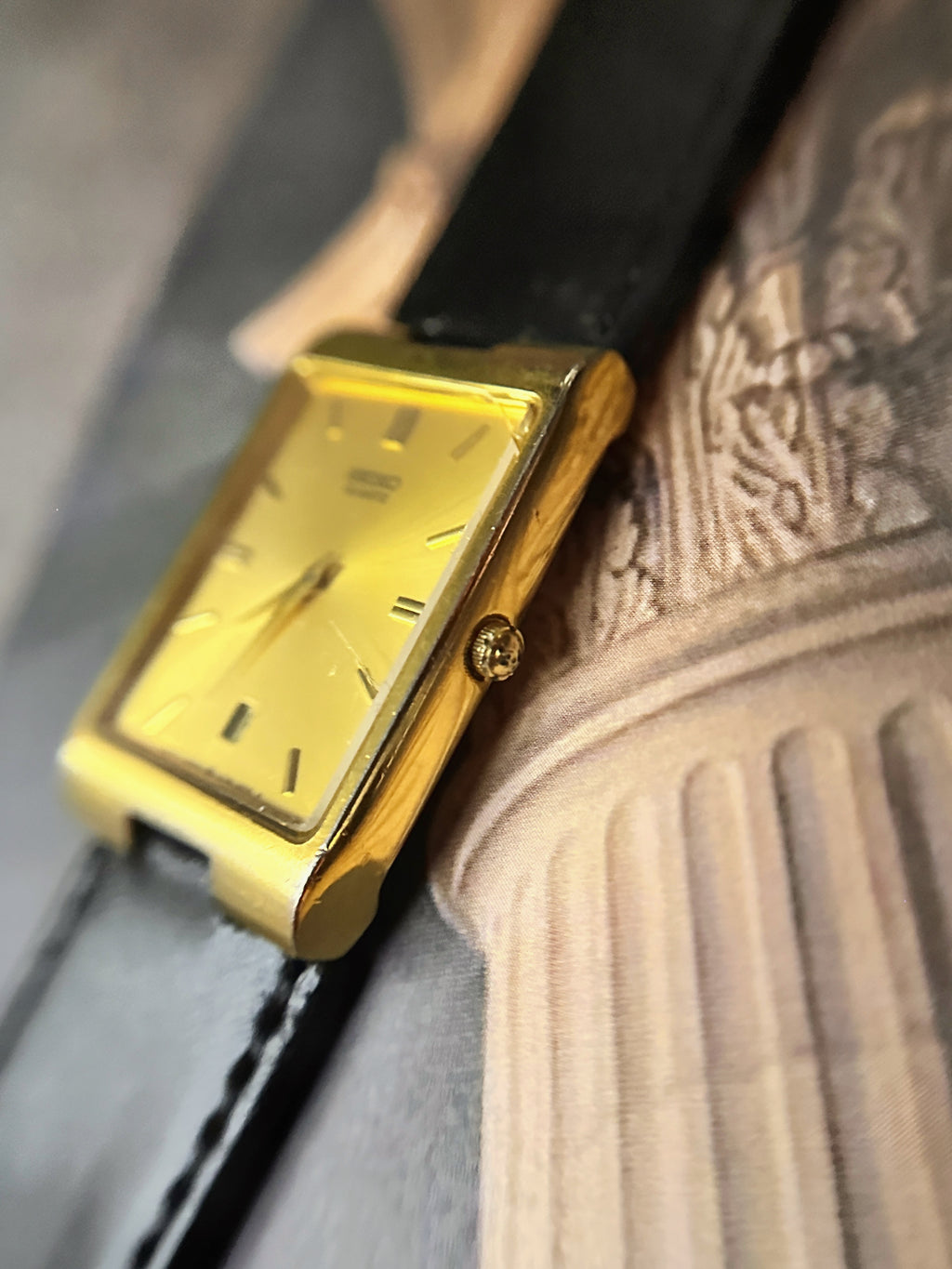 Vintage Seiko Gold-Tone Rectangular Tank Watch – Champagne Sunburst Date Dial & Black Leather Strap Edition