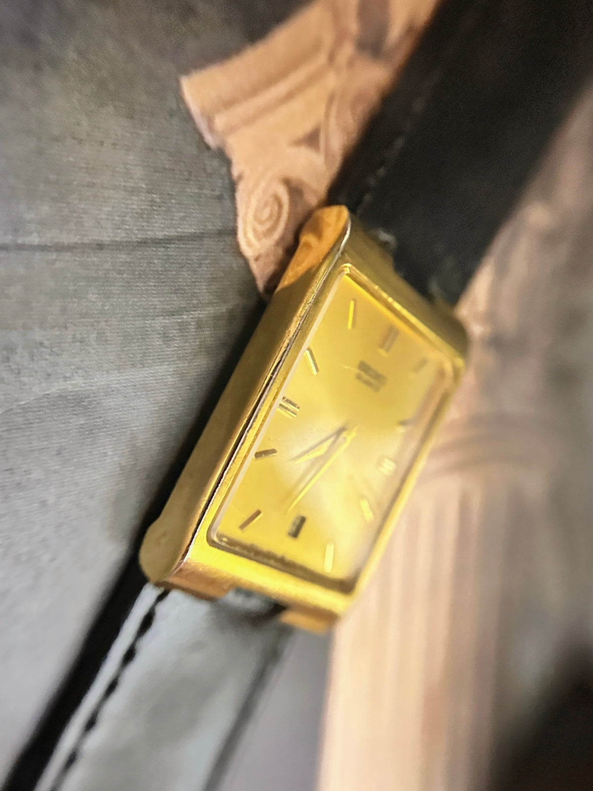 Vintage Seiko Gold-Tone Rectangular Tank Watch – Champagne Sunburst Date Dial & Black Leather Strap Edition