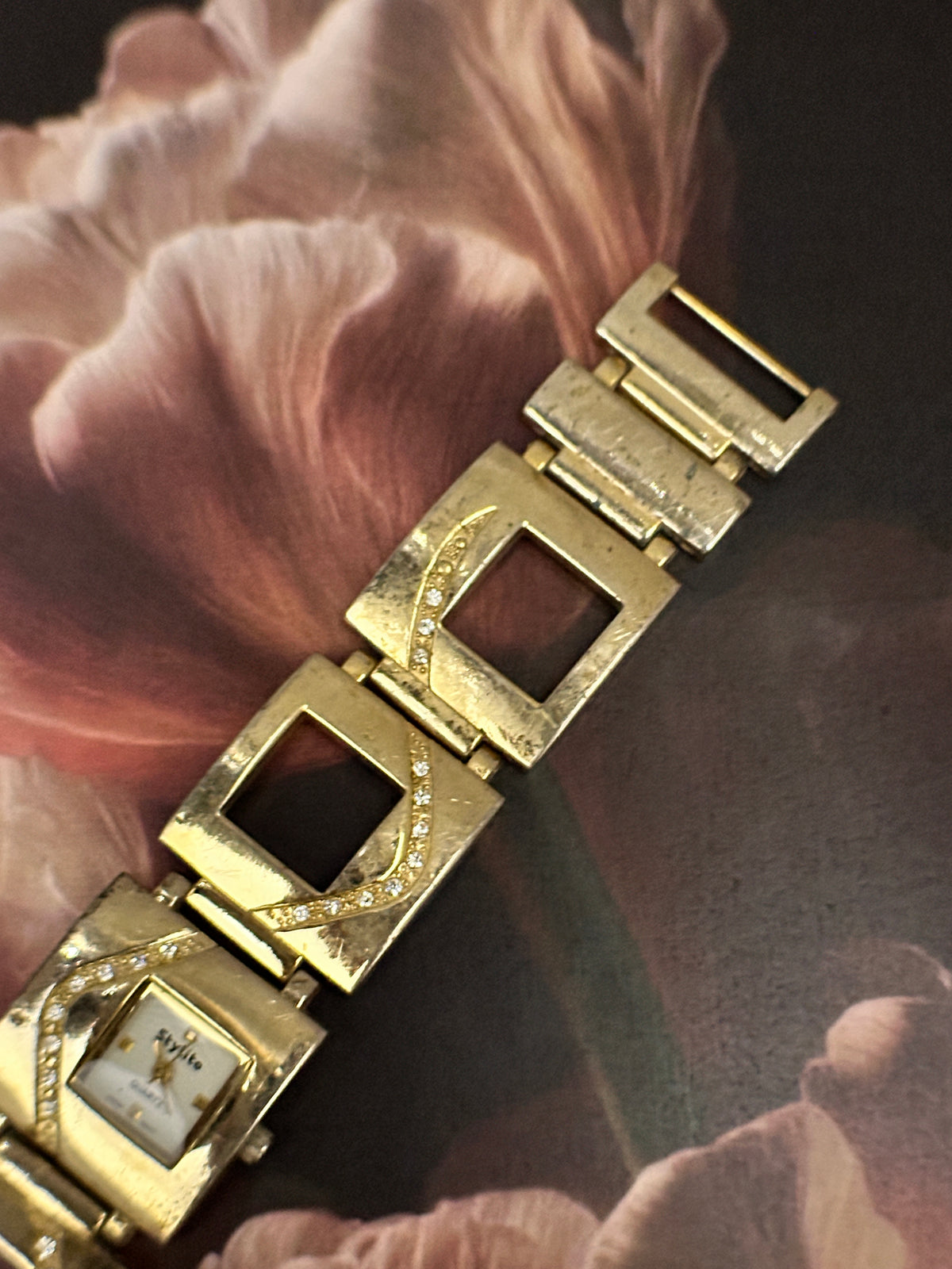 Vintage Stylito Gold-Tone Geometric Square Dress Watch – Wave Crystal Accents & Open-Link Bracelet Edition