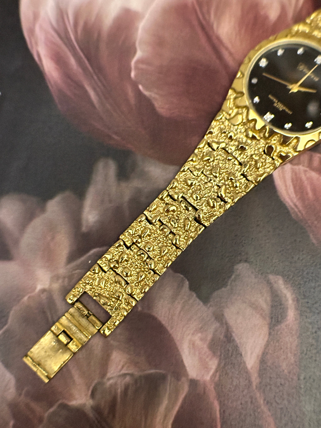 Vintage Geneva Gold-Tone Nugget Textured Dress Watch – Black Dial & Crystal Marker Edition