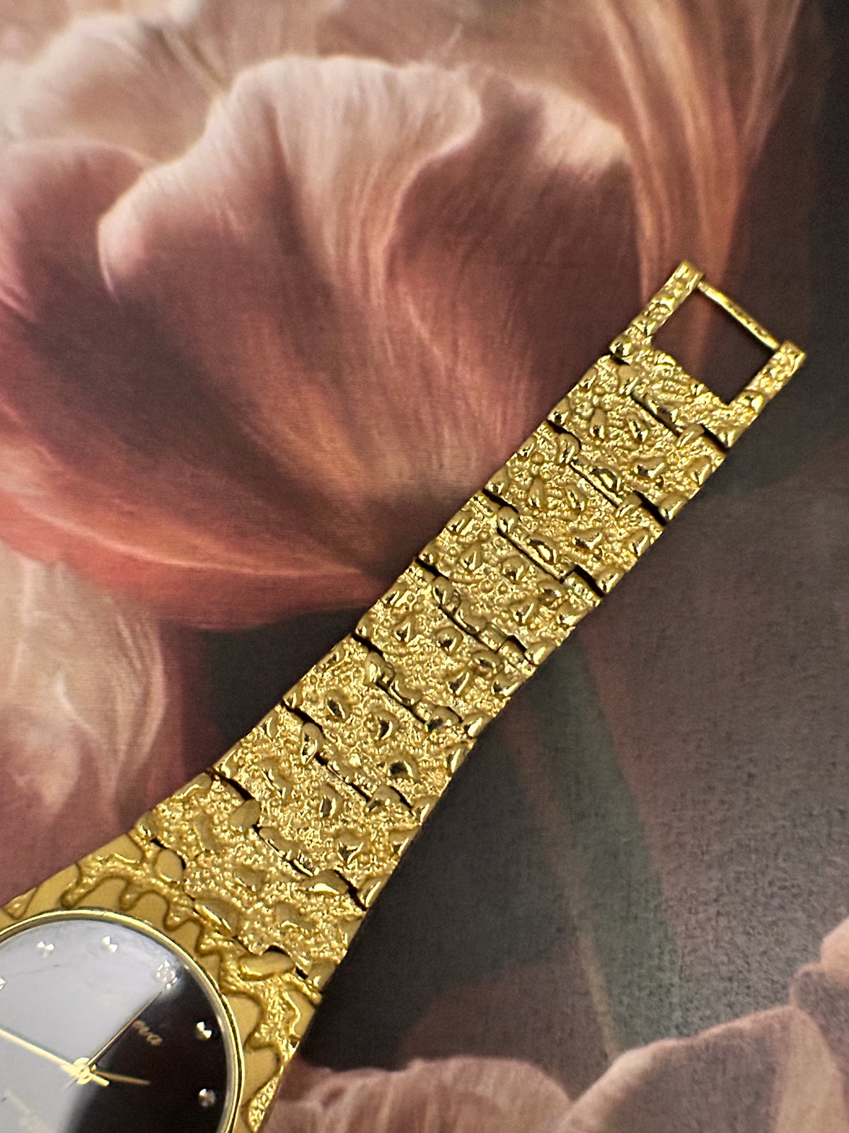 Vintage Geneva Gold-Tone Nugget Textured Dress Watch – Black Dial & Crystal Marker Edition