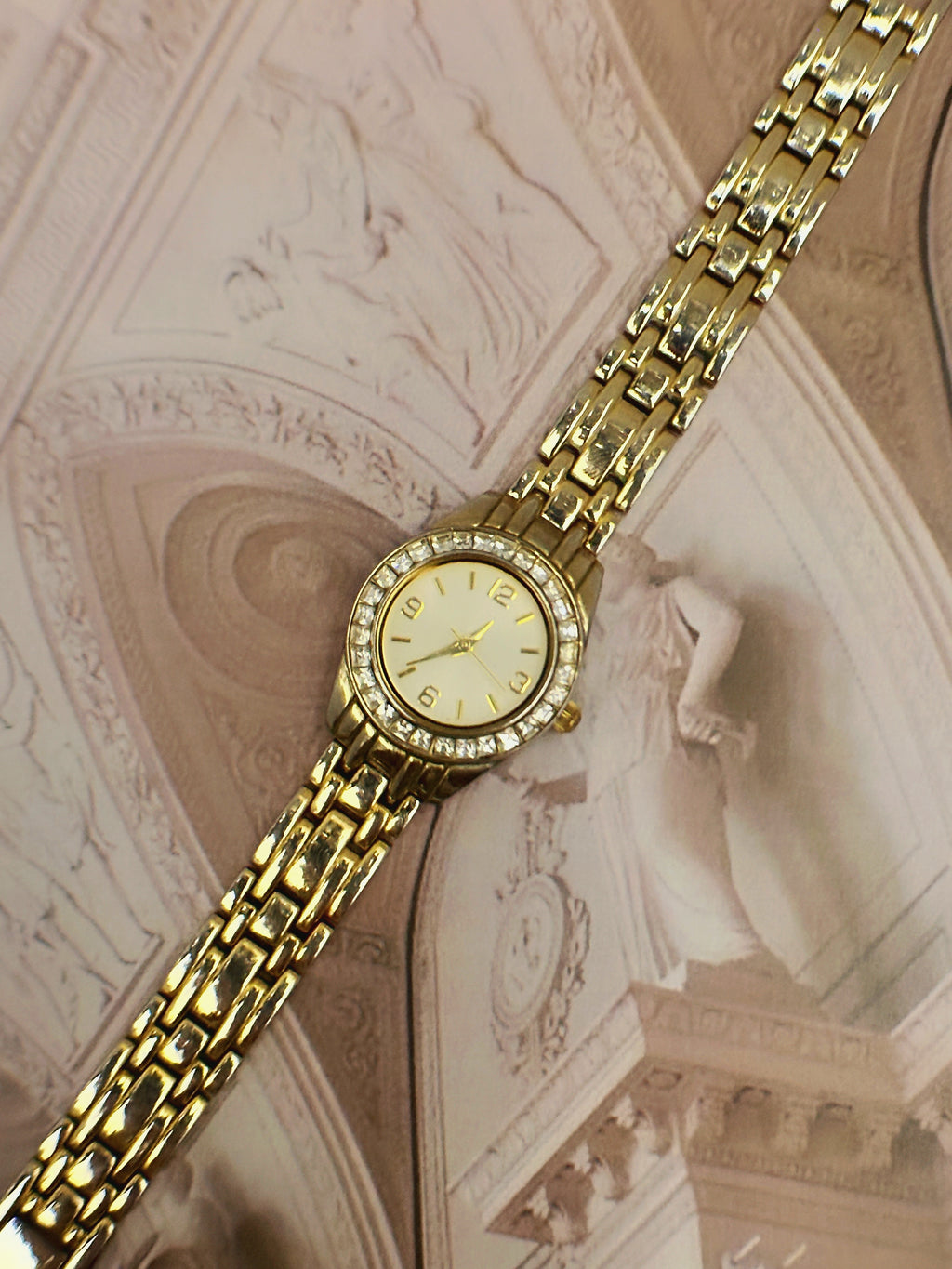 Vintage Gold-Tone Crystal Bezel Dress Watch – Sunburst Dial & Multi-Link Bracelet Edition