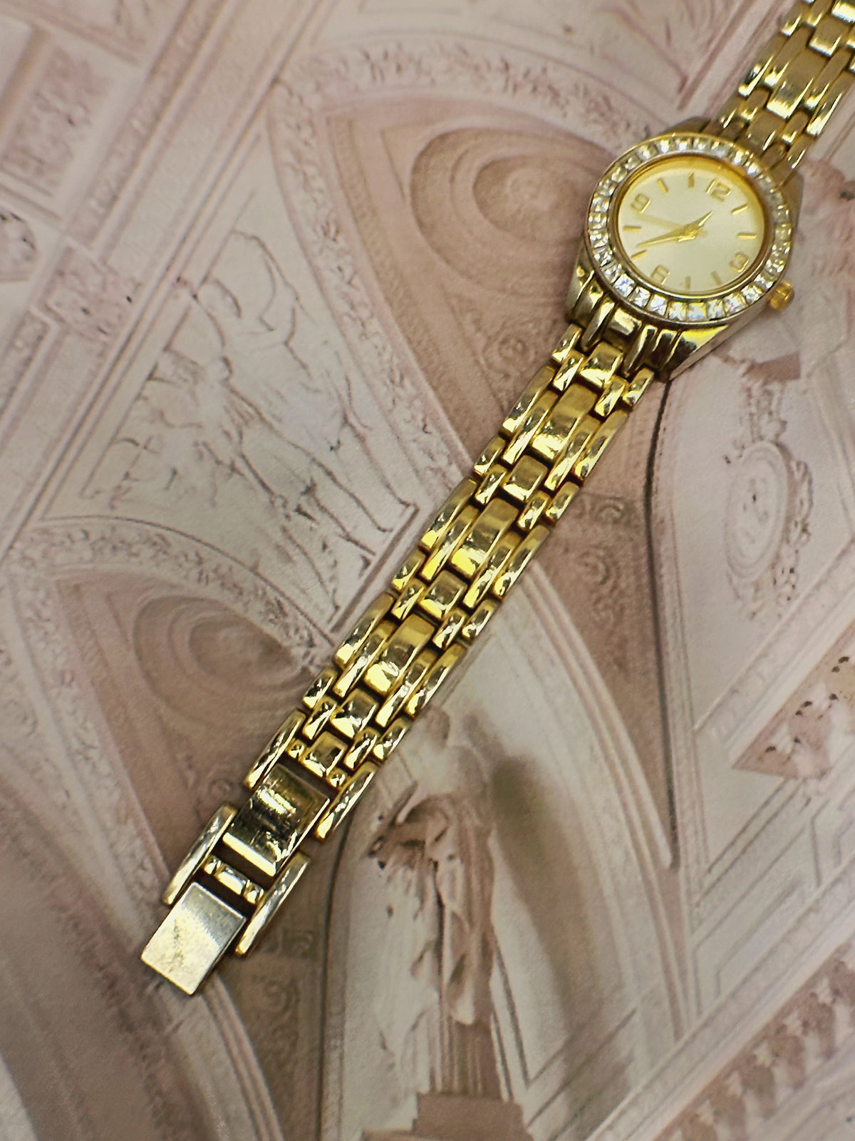 Vintage Gold-Tone Crystal Bezel Dress Watch – Sunburst Dial & Multi-Link Bracelet Edition