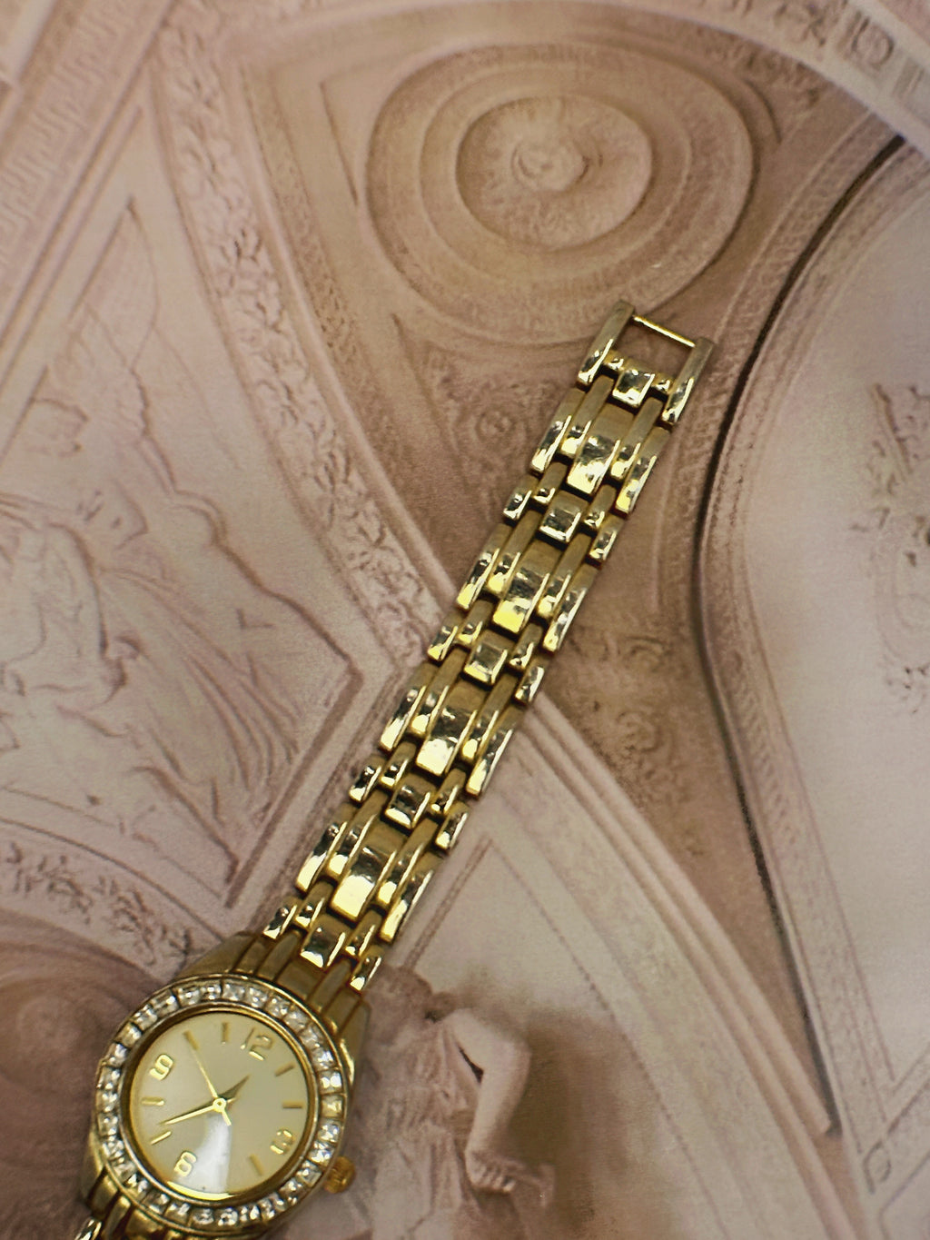 Vintage Gold-Tone Crystal Bezel Dress Watch – Sunburst Dial & Multi-Link Bracelet Edition