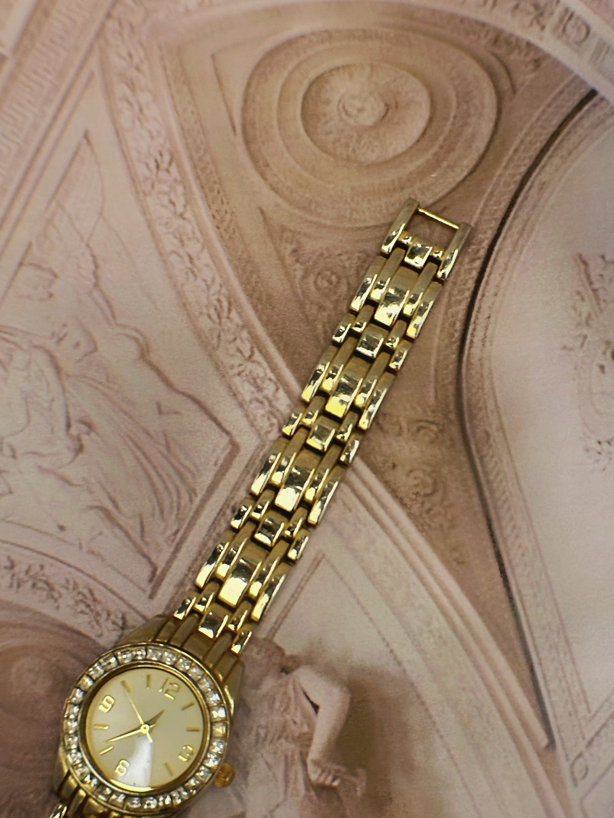 Vintage Gold-Tone Crystal Bezel Dress Watch – Sunburst Dial & Multi-Link Bracelet Edition