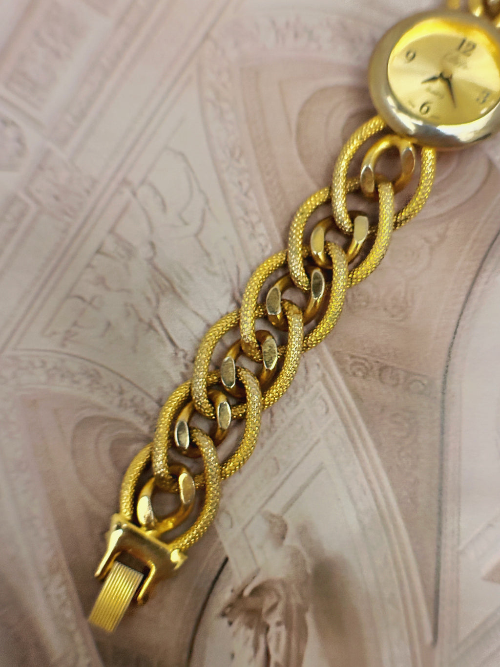 Vintage Collezio Gold-Tone Round Dress Watch – Textured Curb Chain Bracelet Edition