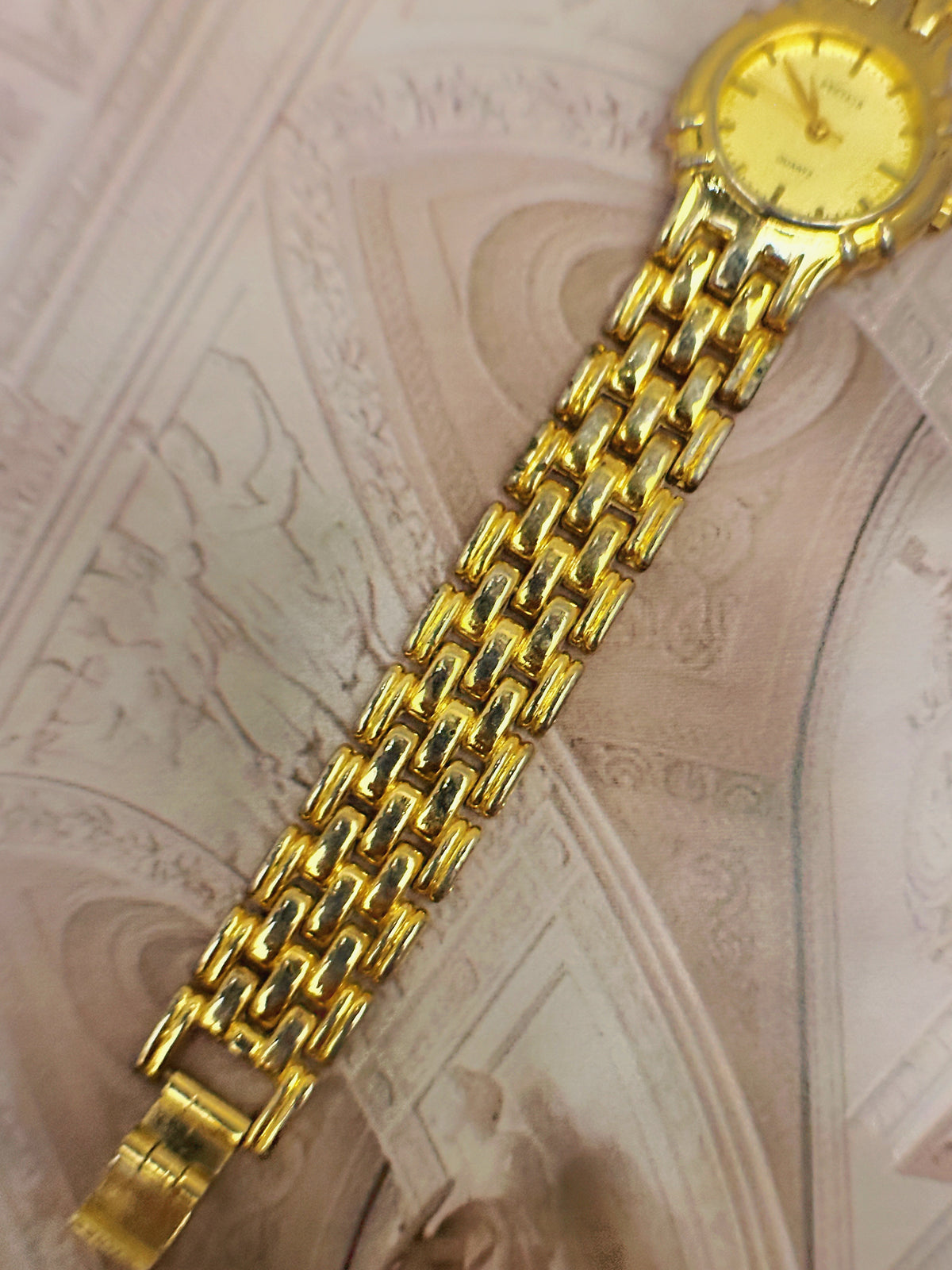 Vintage Westair Gold-Tone Classic Dress Watch – Sunburst Dial & Multi-Row Brick Link Bracelet Edition