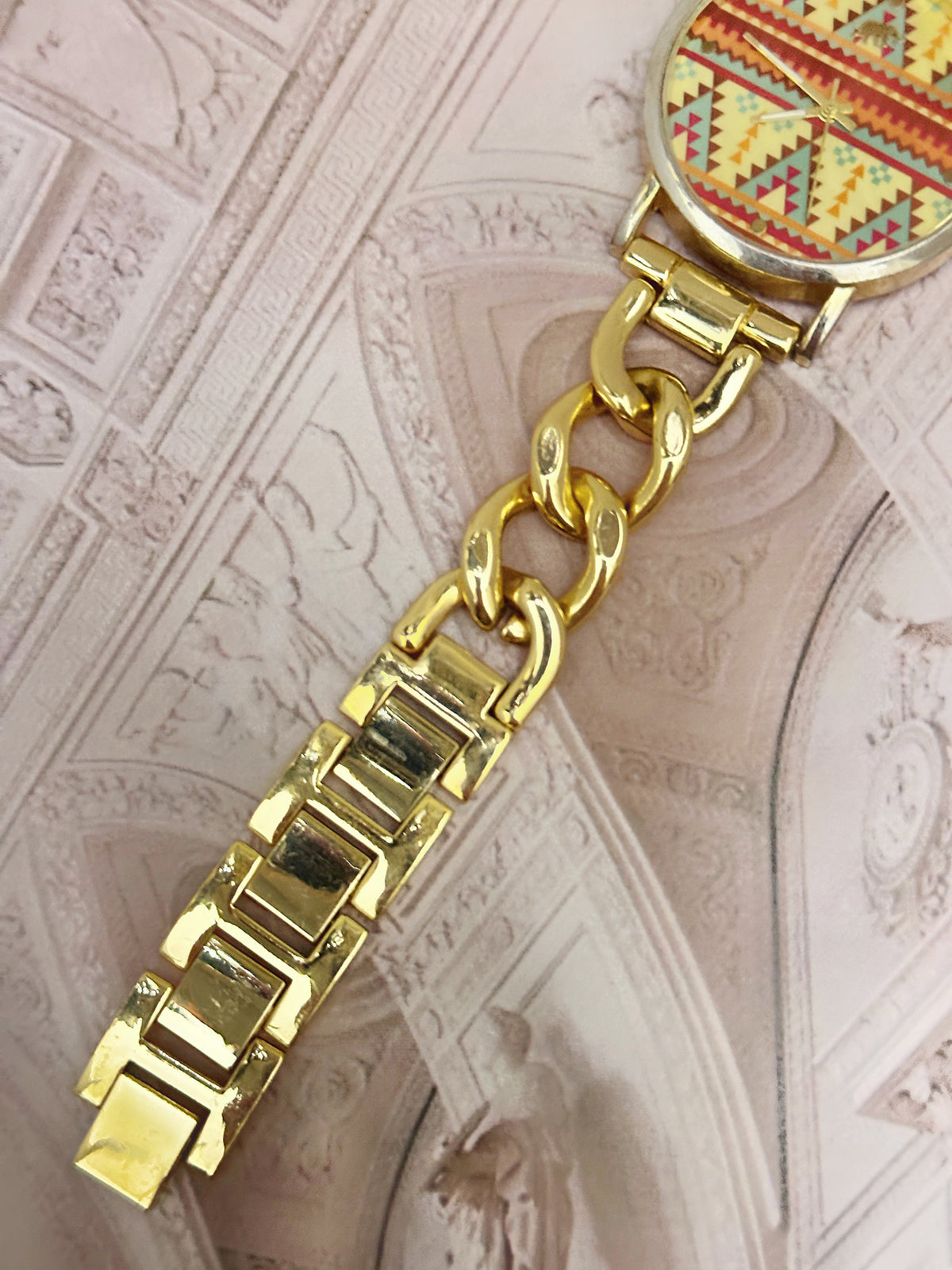 Vintage Gold-Tone Southwestern Patterned Dress Watch – Geometric Aztec Dial & Cuban Curb Chain Bracelet Edition