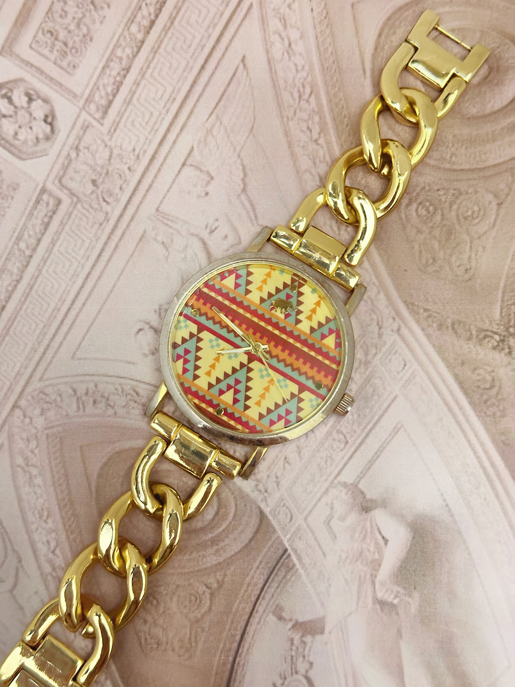 Vintage Gold-Tone Southwestern Patterned Dress Watch – Geometric Aztec Dial & Cuban Curb Chain Bracelet Edition