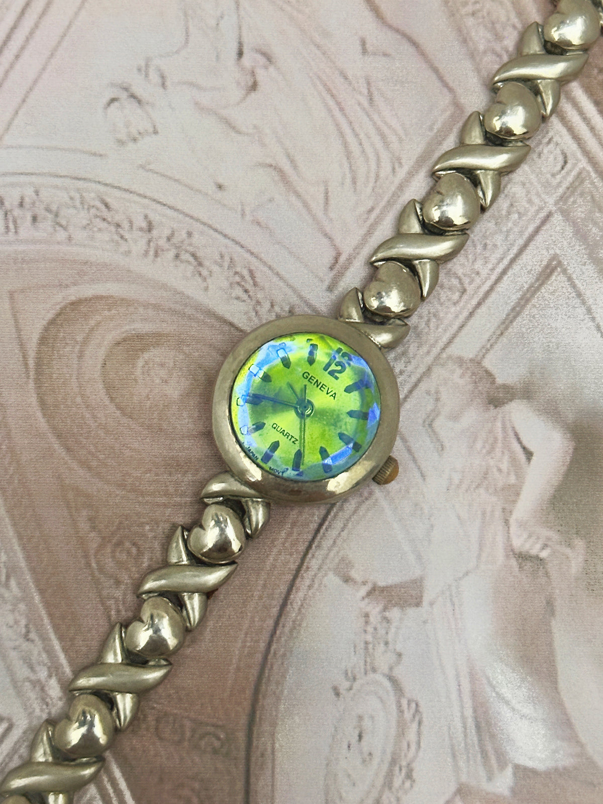 Vintage Geneva Silver-Tone Round Dress Watch – Iridescent Dial & Hugs-and-Kisses (XOXO) Link Bracelet Edition