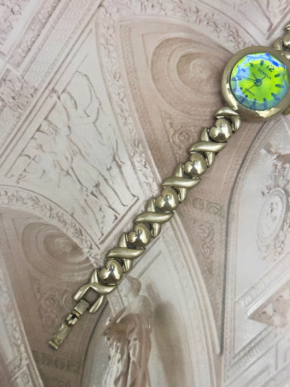 Vintage Geneva Silver-Tone Round Dress Watch – Iridescent Dial & Hugs-and-Kisses (XOXO) Link Bracelet Edition