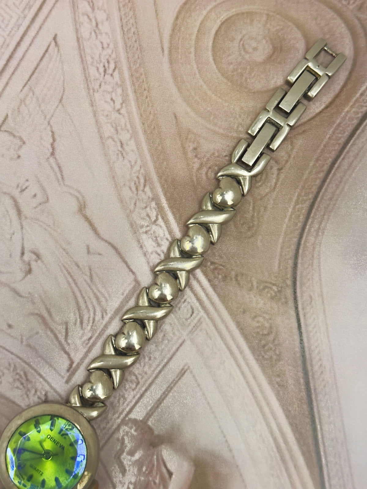 Vintage Geneva Silver-Tone Round Dress Watch – Iridescent Dial & Hugs-and-Kisses (XOXO) Link Bracelet Edition
