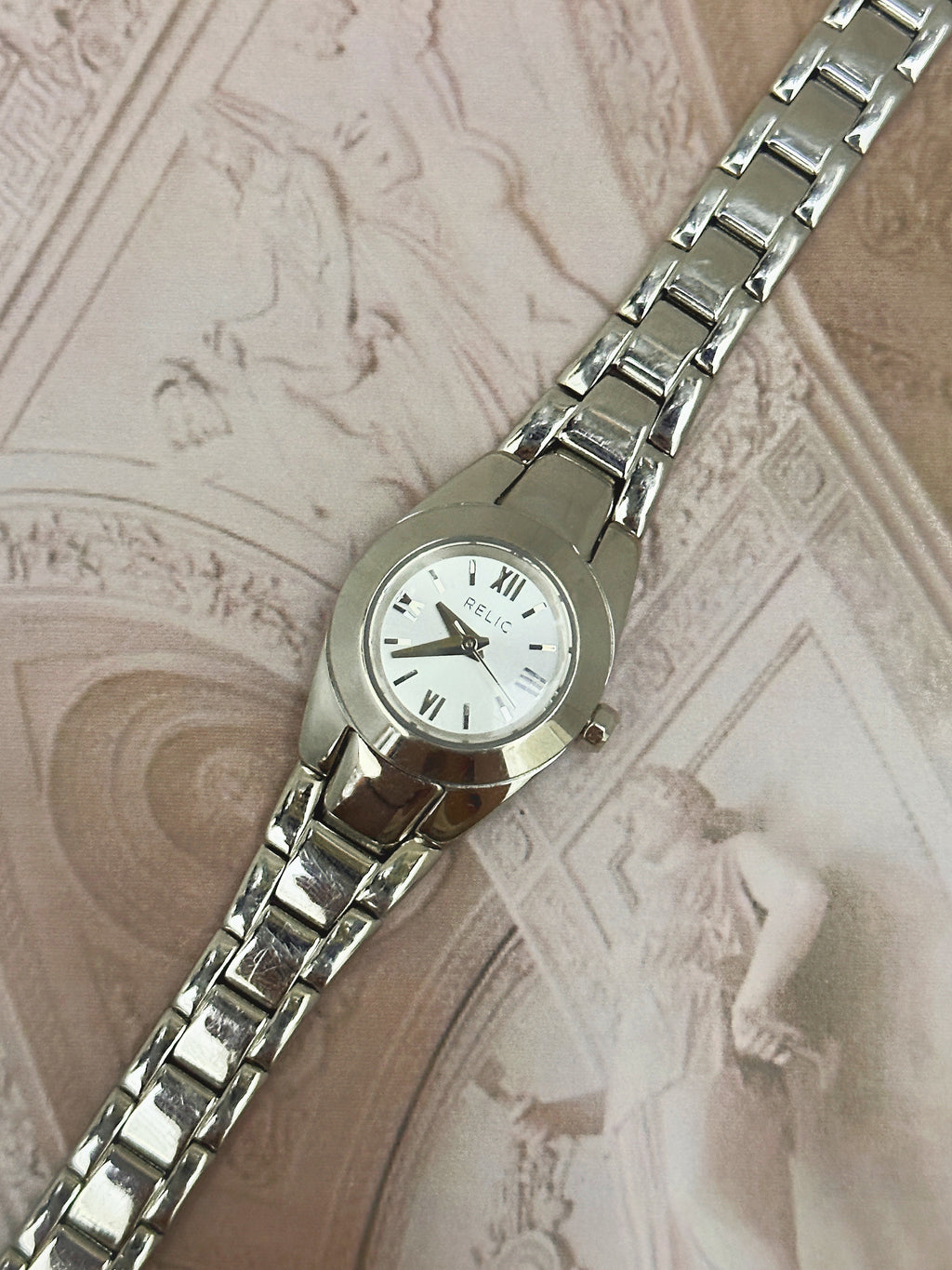 1990s–2000s Vintage Relic Silver-Tone Oval Dress Watch – White Roman Numeral Dial & Tapered Link Bracelet Edition