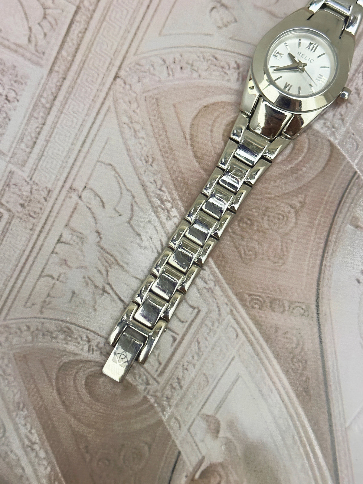 1990s–2000s Vintage Relic Silver-Tone Oval Dress Watch – White Roman Numeral Dial & Tapered Link Bracelet Edition