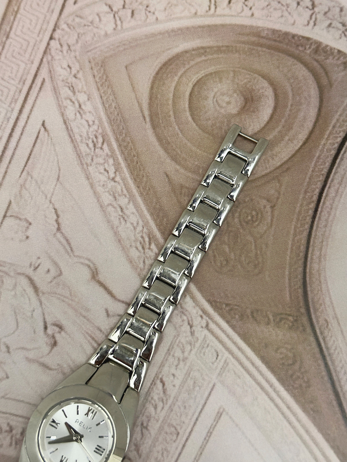 1990s–2000s Vintage Relic Silver-Tone Oval Dress Watch – White Roman Numeral Dial & Tapered Link Bracelet Edition