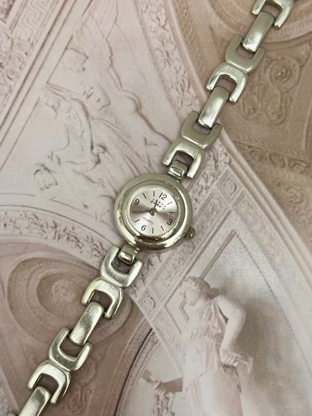 Vintage Urban Faces Silver-Tone Petite Round Watch – Brushed Sunburst Dial & Stirrup Link Bracelet Edition