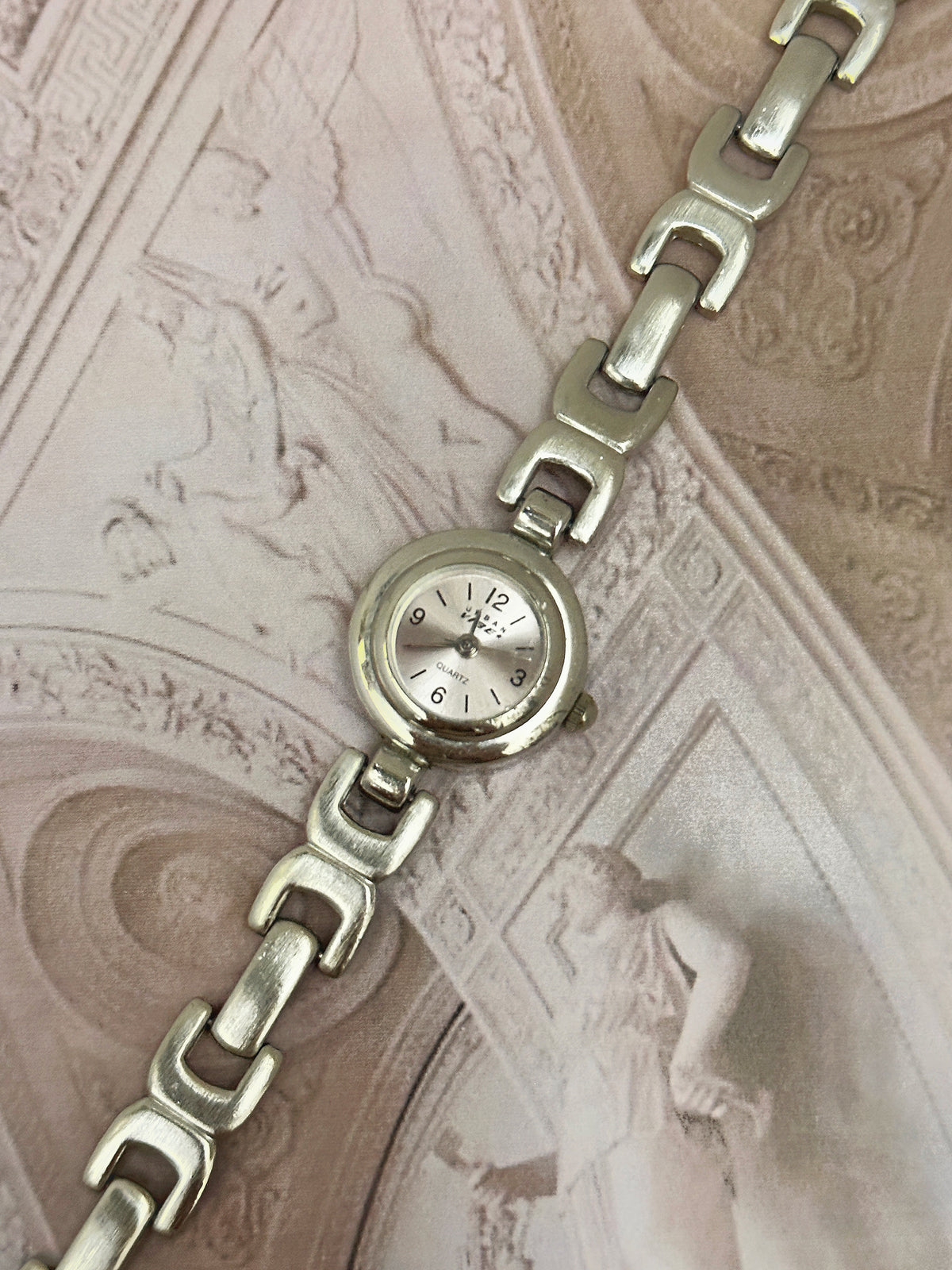 Vintage Urban Faces Silver-Tone Petite Round Watch – Brushed Sunburst Dial & Stirrup Link Bracelet Edition