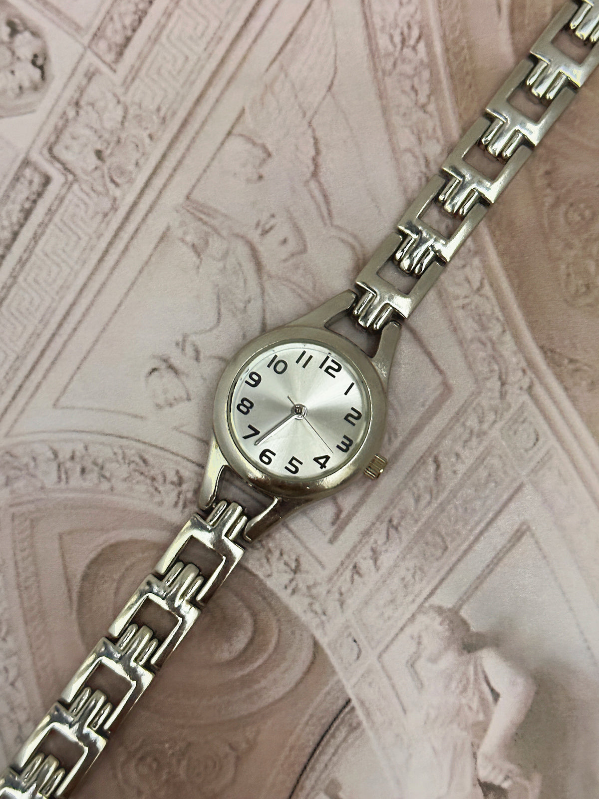 Vintage Silver-Tone Round Minimalist Watch – Sunburst Dial & Geometric Openwork Link Bracelet Edition