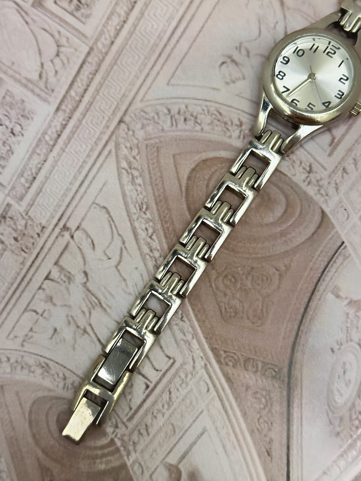 Vintage Silver-Tone Round Minimalist Watch – Sunburst Dial & Geometric Openwork Link Bracelet Edition