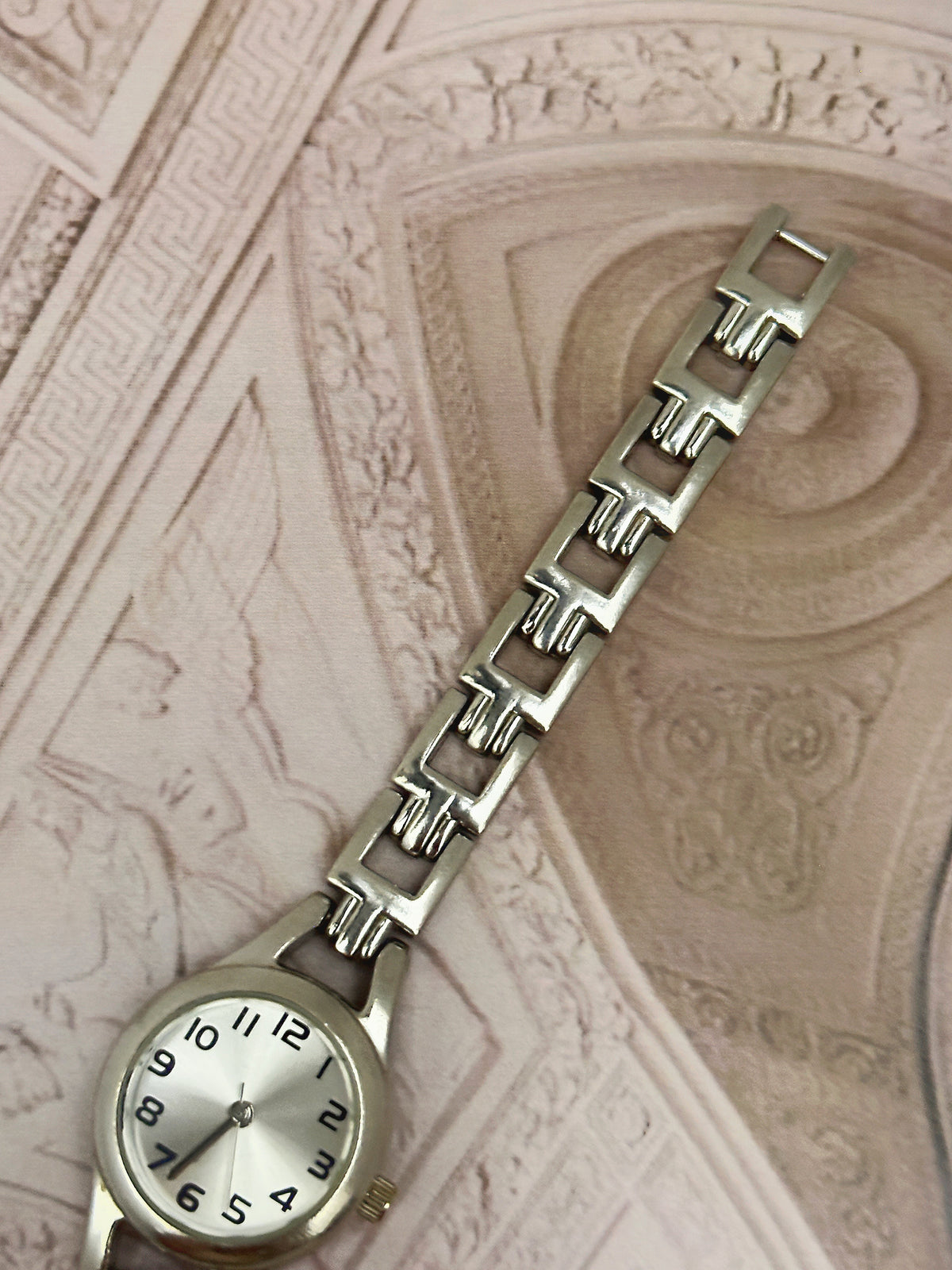 Vintage Silver-Tone Round Minimalist Watch – Sunburst Dial & Geometric Openwork Link Bracelet Edition