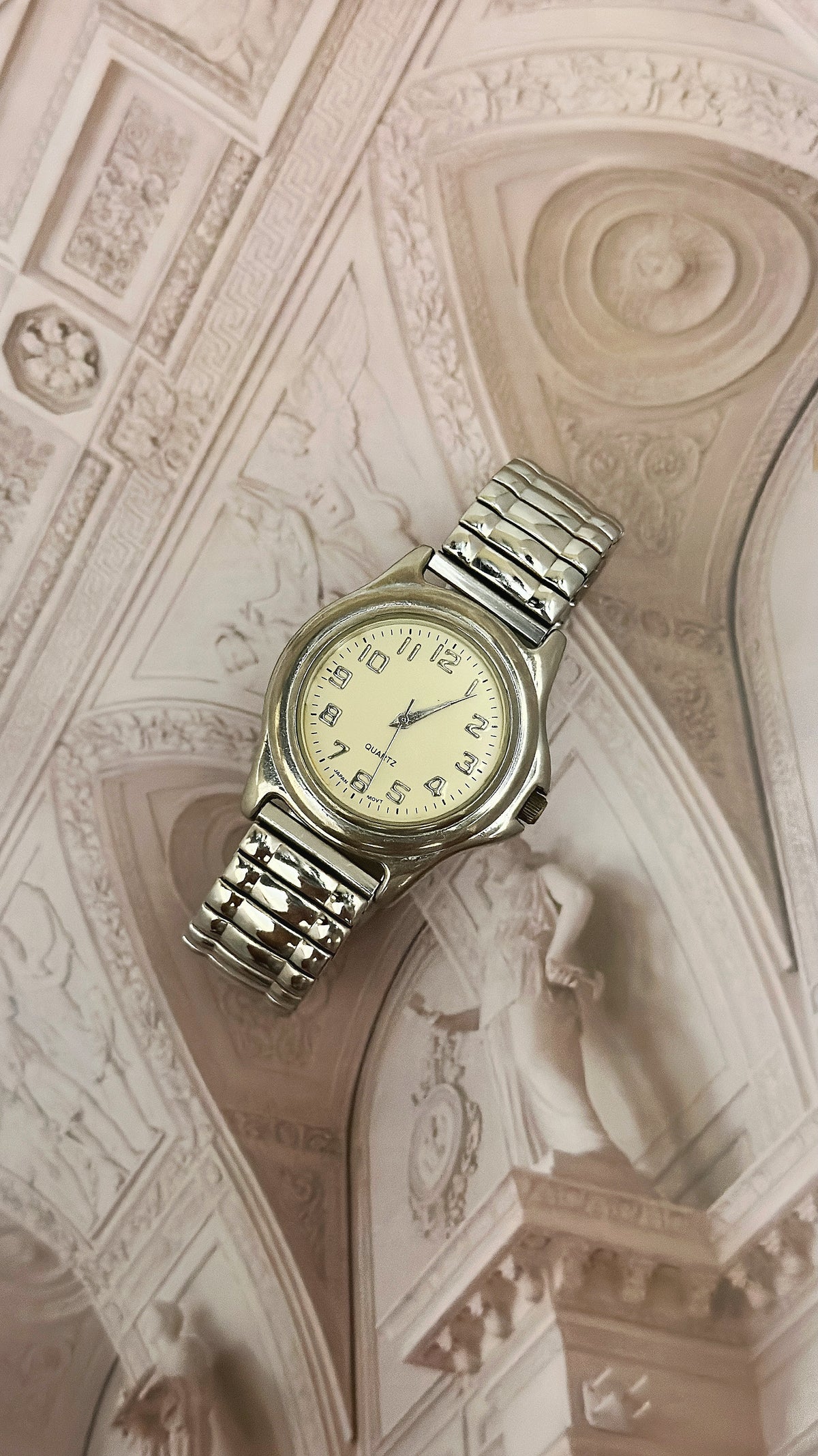 Vintage Silver-Tone Round Casual Watch – Cream Dial & Textured Expansion Band Edition