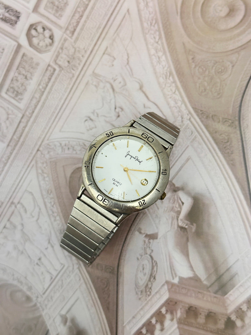Vintage Jacques Farel Silver-Tone Sports-Style Date Watch – White Dial & Expansion Band Edition