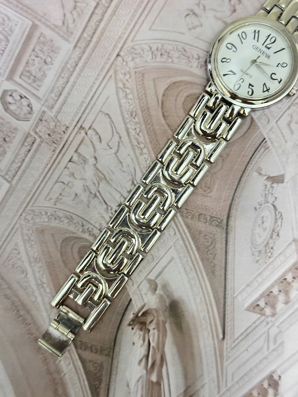 Vintage Geneva Silver-Tone Round Dress Watch – White Dial & Openwork Geometric Link Bracelet Edition