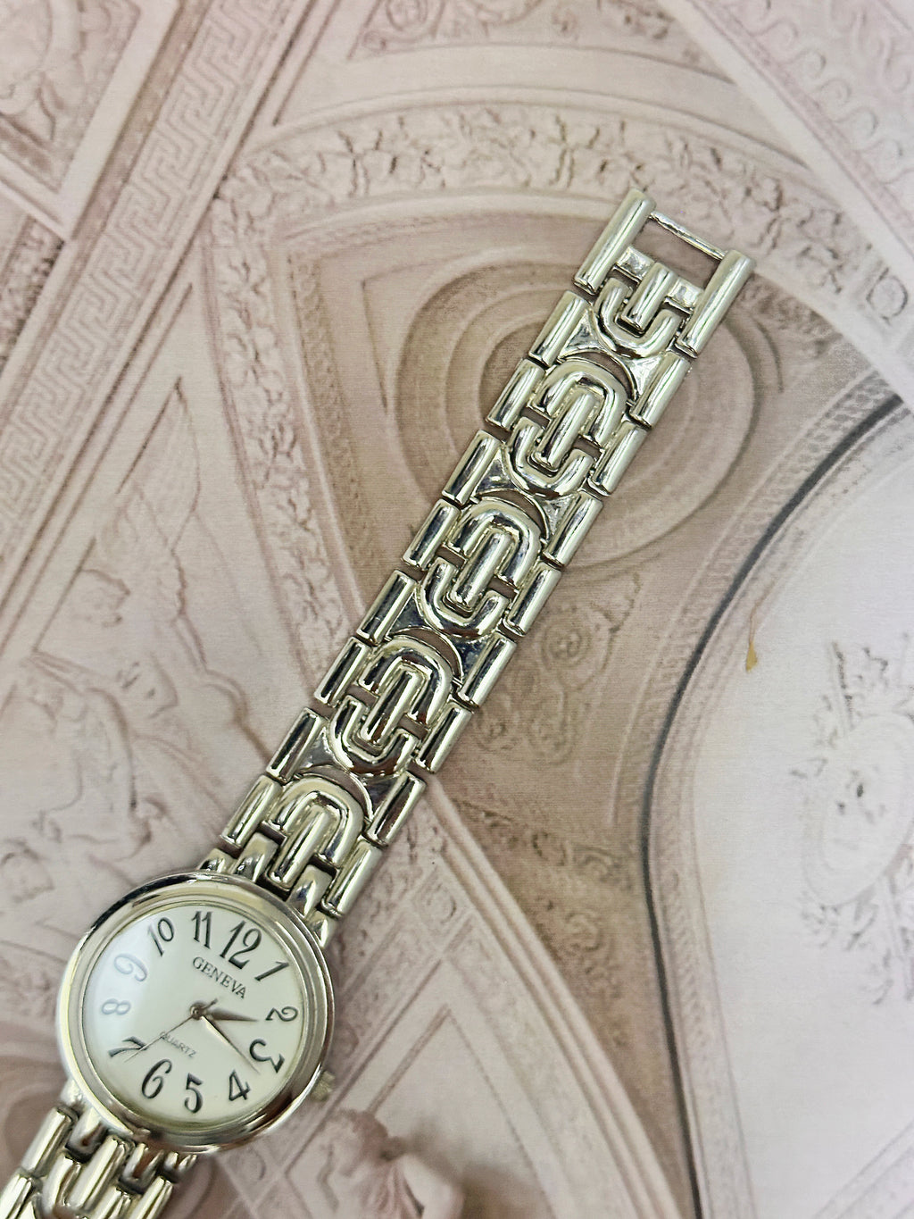 Vintage Geneva Silver-Tone Round Dress Watch – White Dial & Openwork Geometric Link Bracelet Edition