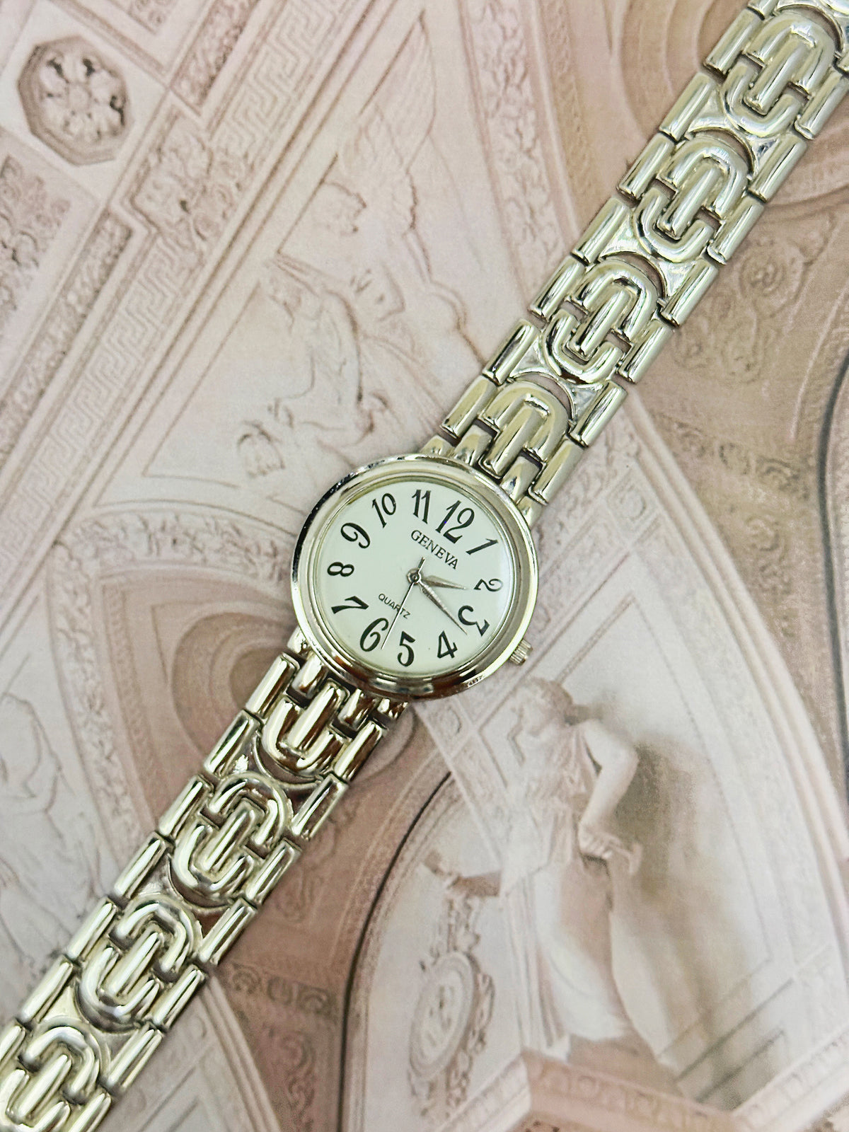 Vintage Geneva Silver-Tone Round Dress Watch – White Dial & Openwork Geometric Link Bracelet Edition