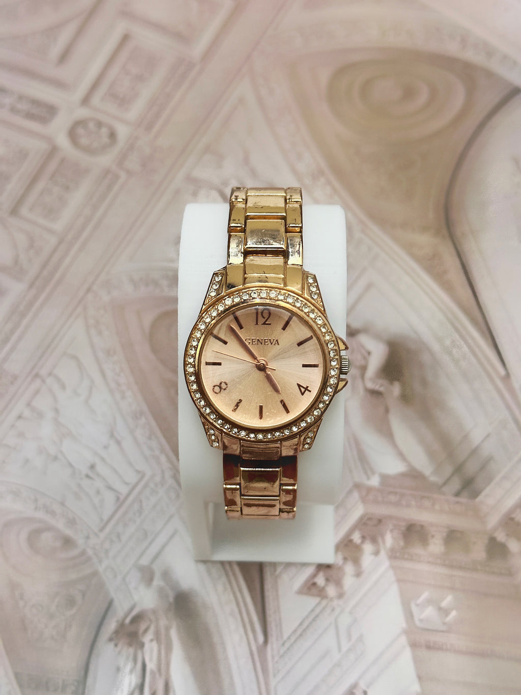 Vintage Geneva Rose Gold-Tone Crystal Bezel Watch – Champagne Sunburst Dial Edition