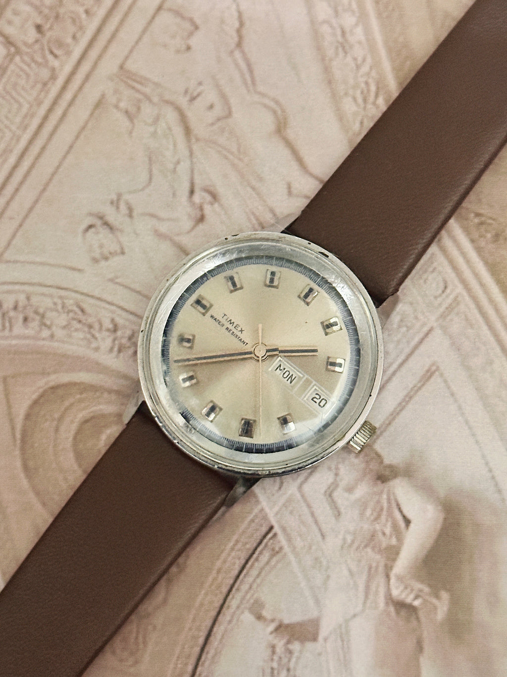 Vintage Timex Day-Date Silver-Tone Dress Watch – Champagne Dial & Brown Leather Strap Edition
