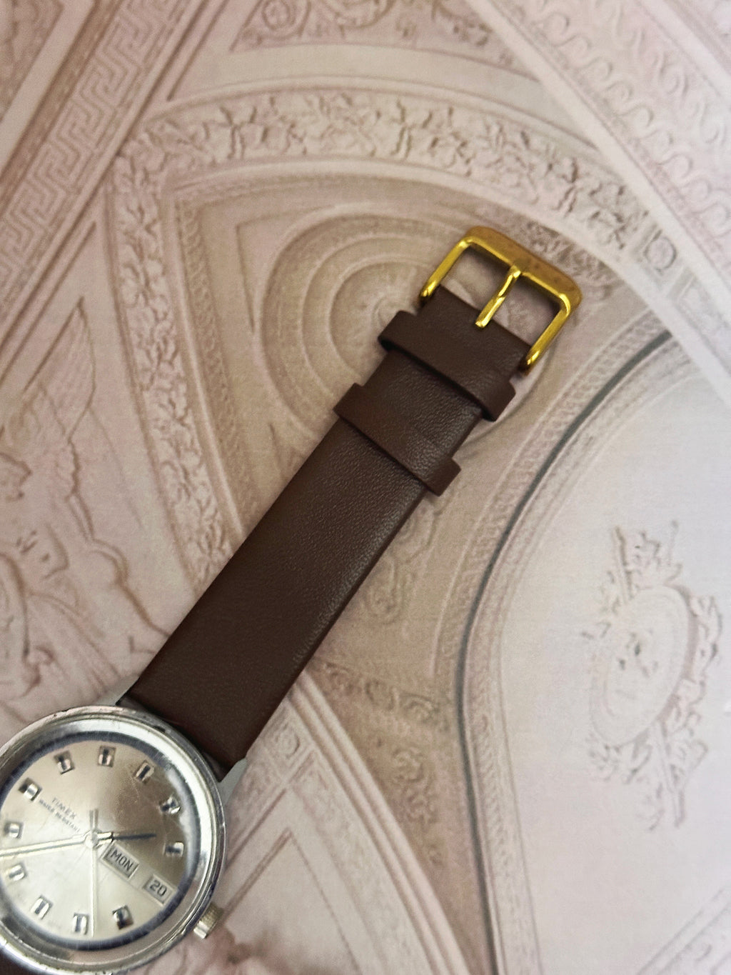 Vintage Timex Day-Date Silver-Tone Dress Watch – Champagne Dial & Brown Leather Strap Edition