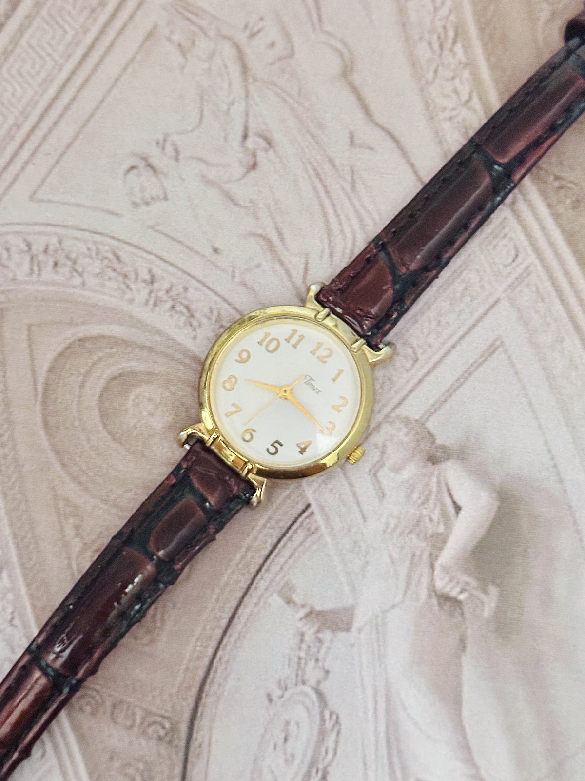 Vintage Timex Gold-Tone Ladies Petite Dress Watch – White Dial & Glossy Mahogany Leather Strap Edition
