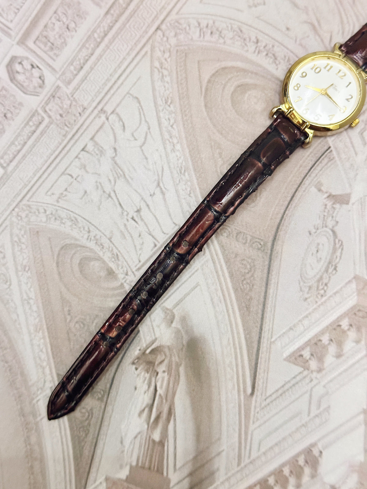 Vintage Timex Gold-Tone Ladies Petite Dress Watch – White Dial & Glossy Mahogany Leather Strap Edition