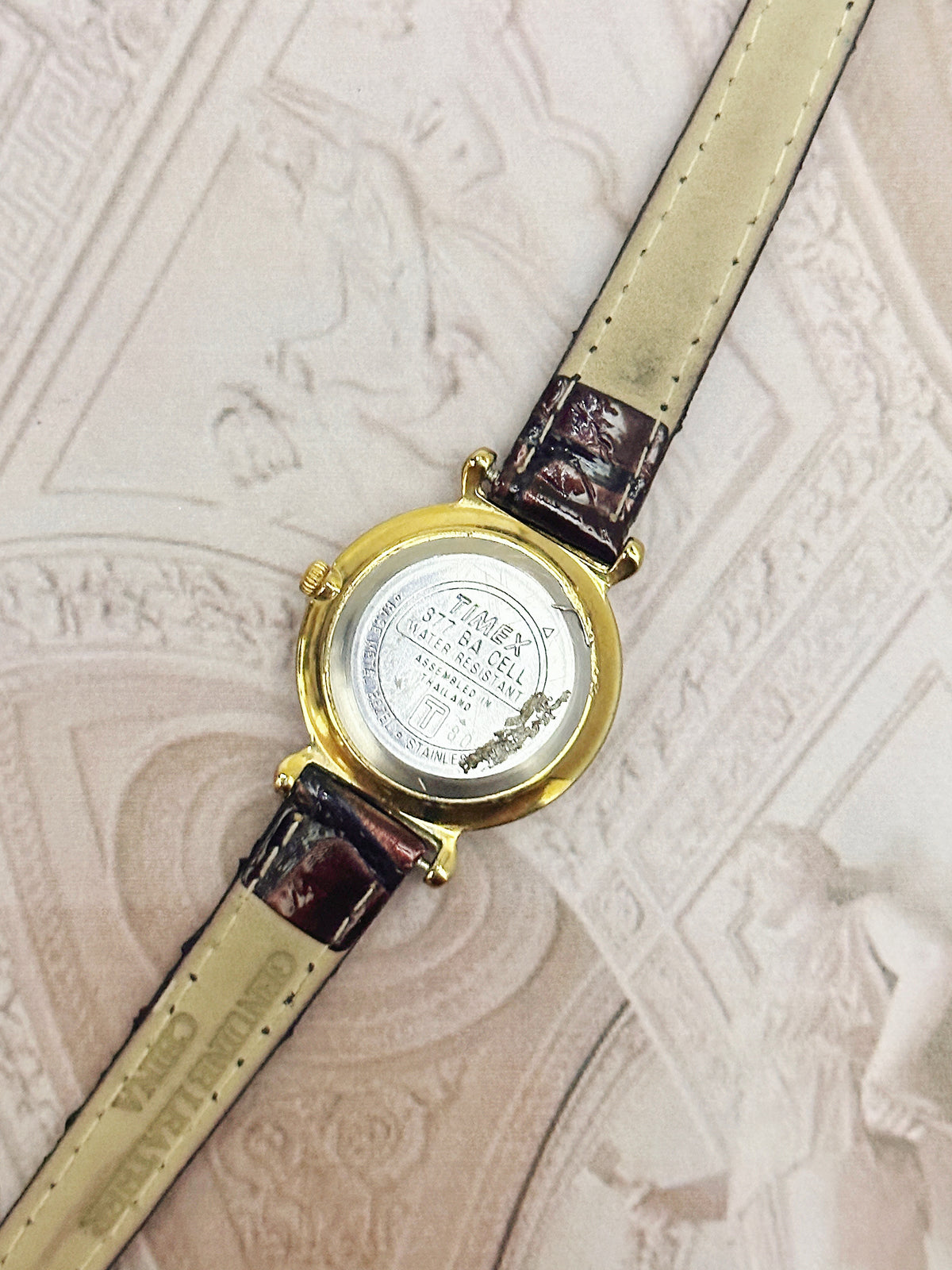 Vintage Timex Gold-Tone Ladies Petite Dress Watch – White Dial & Glossy Mahogany Leather Strap Edition